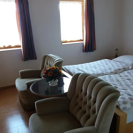 Orban Vendeghaz Kır Evi