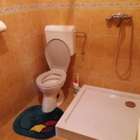 Orban Vendeghaz Kır Evi *